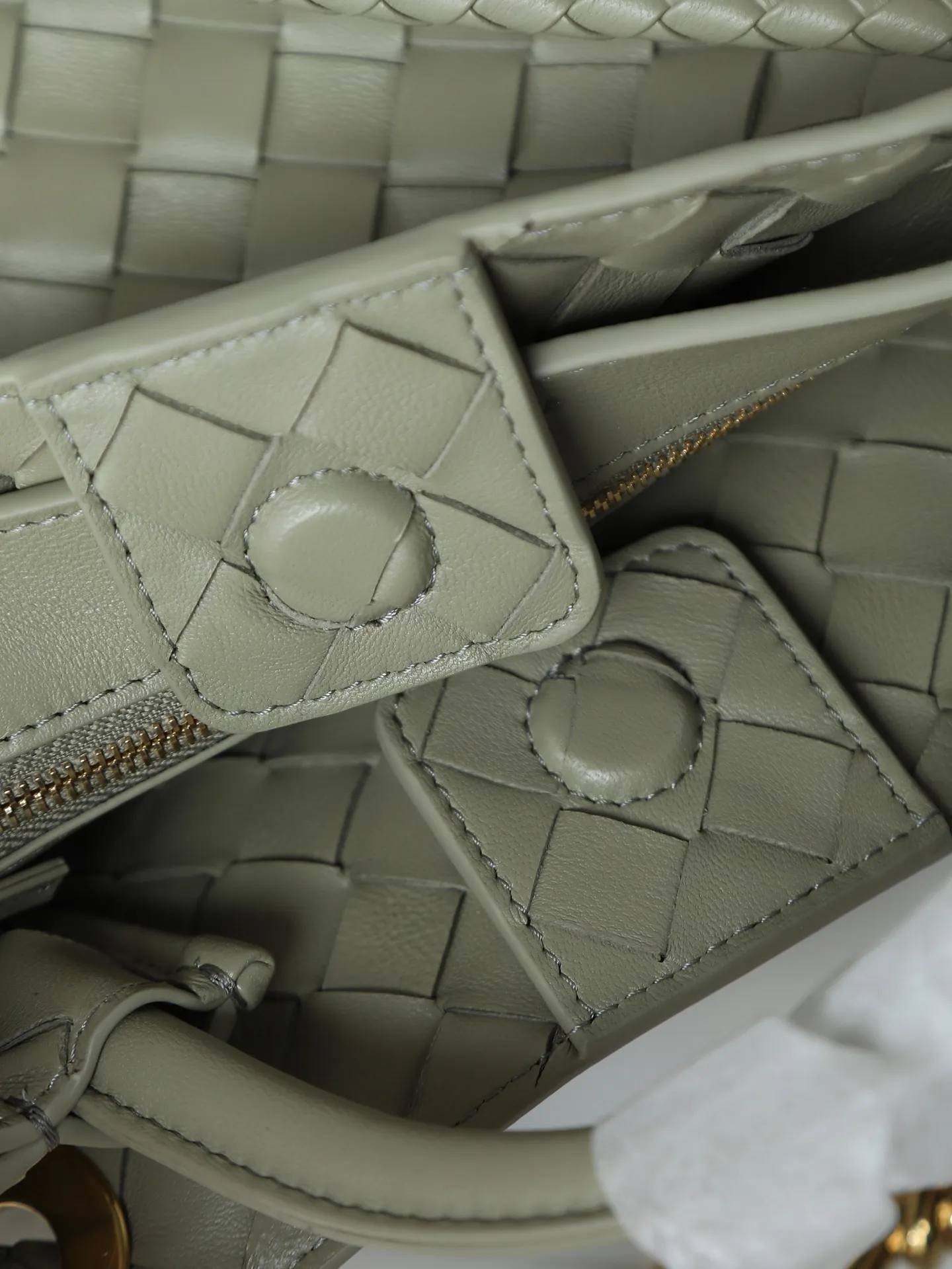 1300. Andiamo is shipping‼ ️Really popular🔥The new Andiamo woven handbag launched by Bottega Veneta this season is really popular all over the world! ! Celebrities at home and abroad have worn it, and Oscar-winning actress Michelle Yeoh has taken it out on the street. Song Jia, Trai Yala, Yu Feihong, Sanji Ayaka, Rosie Hunting-Whiteley, Yoshioka Riho, etc. have all worn this bag. It is classic and versatile and shows off your temperament, and the bag capacity is also large, which is very convenient for daily commuting! ! A variety of carrying methods, the shoulder straps can be adjusted by yourself, the original lambskin feels soft and delicate, and the unisex style breaks the gender boundaries and brings a more practical and long-lasting use experience. Andiamo, which has both elegant and casual styles, perfectly interprets the true appearance of "fashionable old money style". Style number: 766014 Size: 25*22*10.5cm